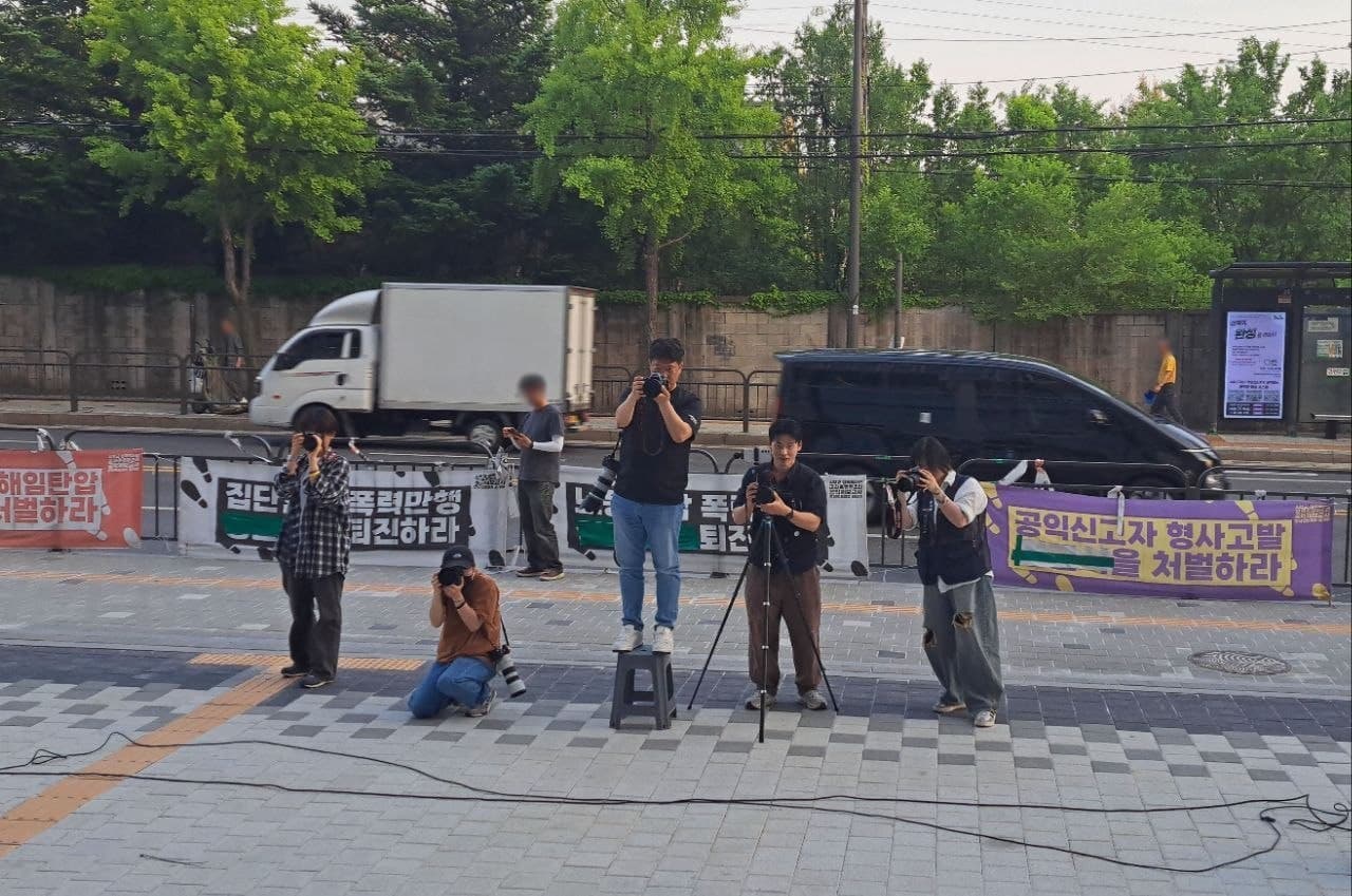 카메라를 든 동지들